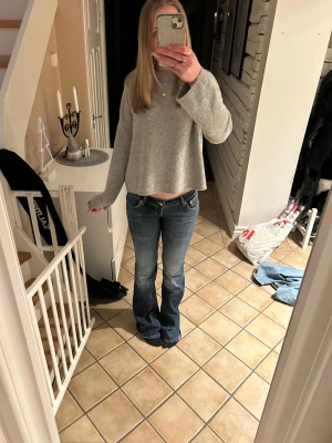 Lågmidjade jeans - Säljer dessa sjukt snygga jeans från lager157. Storlek S full length. Lite slitna längst ner vid hälen. Säg bara till om du vill ha fler bilder eller mer info😊