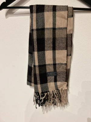 Burberry halsduk  - Burberry scarf i fint skick! Hör av dig vid frågor och kolla gärna in min profil där jag säljer andra burberry halsdukar mm! 