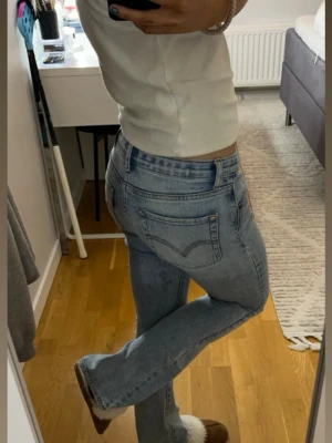 Levis ljusblå jeans  - Säljer ett par ljusblå jeans. Modellen har bootcut-ben och skulle säga att de är ”mid waist”. Säljer pga av att dom e för små för mig. Storlek visas på sista bilden.💖