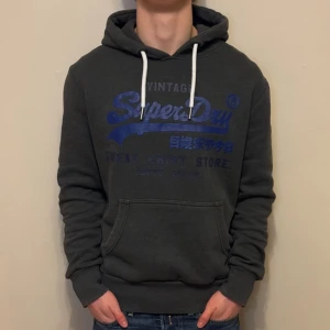Superdry Hoodie - Grå Superdry Hoodie Vintage - Pris: 549 kr - Storlek: S - Vid fråga eller fundering hör gärna av dig. - Först till kvarn! 