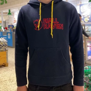 Fjällräven hoodie  - Sällsynt Fjällräven hoodie riktigt fet passar dig som vill ha en classic look och vill göra din outfit komplett. Gula snören och en röd fjällräven logga med text!  Pris kan diskuteras 
