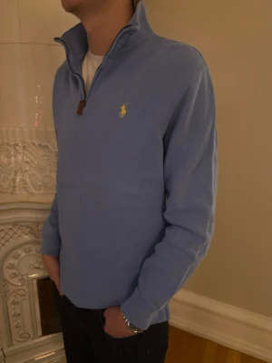 Blå Ralph Lauren Quarter zip - Säljer en Blå Ralph Lauren Quarter zip i Mycket gott skick!  💸 Nypris: ca 2500 kr 🚚 Snabb frakt! Skickas inom 1–2 dagar ✅ Inga fläckar, hål eller synliga tecken på slitage.   💬 Skriv gärna vid frågor – jag svarar snabbt!