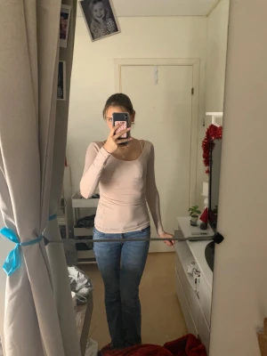 Fin långärmad tröja💕 - En söt genomskinlig långärmad tröja som påminner om intimissimi, perfekt med en vit kjol till sena sommarkvällar!🩷några så fläckar men inget som syns.