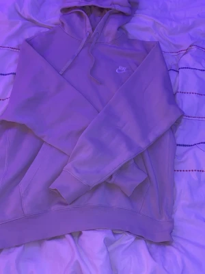 Vit fin Nike tröja - Denna är bra för våren och varm kön den är storlek L men passar M