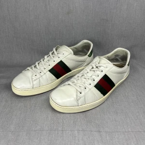 Gucci Ace - Riktigt feta Gucci Ace sneakers! Självklart äkta!! Skick 7/10, bara lite gulnad på sulan och crease annars gott skick! Storlek 44. Skriv för fler bilder eller vid funderingar 😊🙏