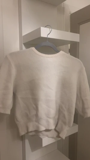 Vit stickad kortärmad tröja - Supermjuk och enkel vit stickad tröja från Zara med korta ärmar och rund hals. I storlek M men passar som en S/XS. Skriv gärna för fler frågor eller bilder💗