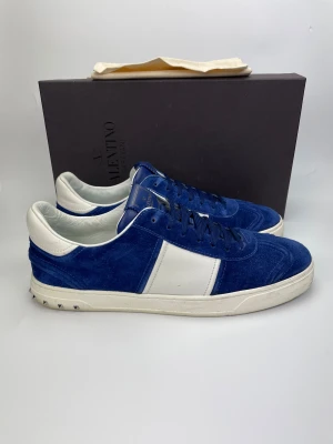 Valentino flycrew  - December REA! Hej, säljer nu dessa svin snygga valentino skor. Skorna är i nytt skick! Använda någon gång. Begränsat antal boxar och dustbag. Hör av dig vid frågor. 