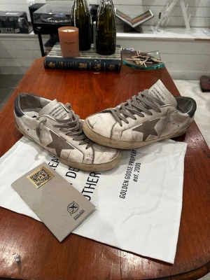Golden goose skor - Några schyssta golden goose skor som är i väldigt bra skick! 100% riktiga. Allt og följer med. Skriv vid funderingar!