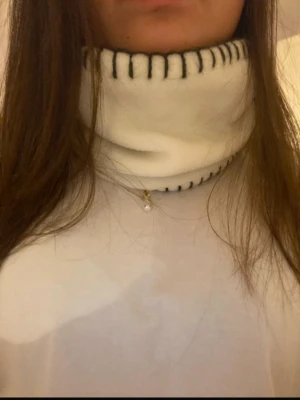 Unik vit buff med stygn - Säljer en jättemjuk och cool buff med mörkgrå stygn!! Skriv för frågor eller flera bilder🥰🥰