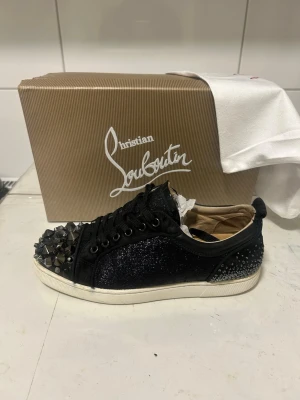 Christian Louboutin  - Skick 8,5/10, litet drag vid högra häl men som inte syns eller känns av. Storlek 40 men passar mig som har 41.5, så ifall du har mellan 40-42 så är dessa perfekta för dig. Box och påse ingår, Skorna är givetvis autentiska. Nypris cirka 14000, går inte att hitta denna unika och snygga modell. Säljs för endast 3399