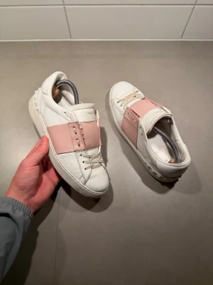 Valentino Skor - ‼️VI TAR EJ BYTEN‼️ Valentino open sneaker | Skick: 8/10 | Storlek 36 fits 37 | box & skopåse ingår! | Fraktar inom 24H efter köp på köparens bekostnad 📦💨 | Hör av dig vid minsta fråga eller fundering 💭 
