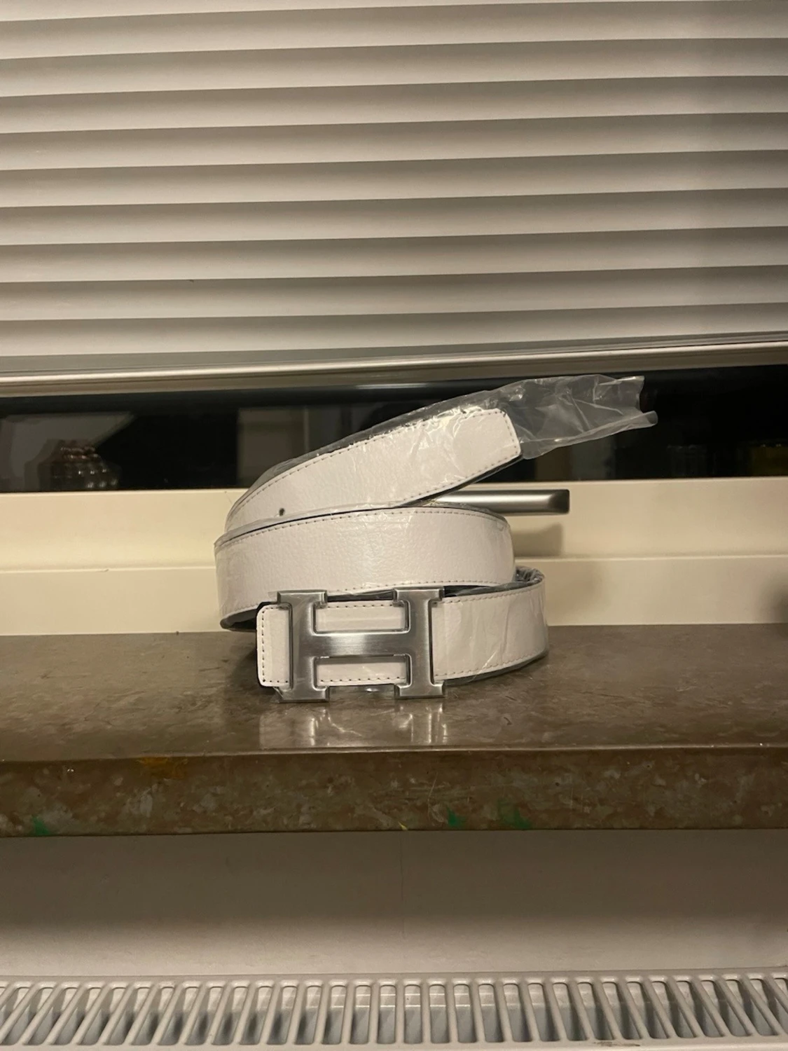Vit skinnbälte med H-spänne