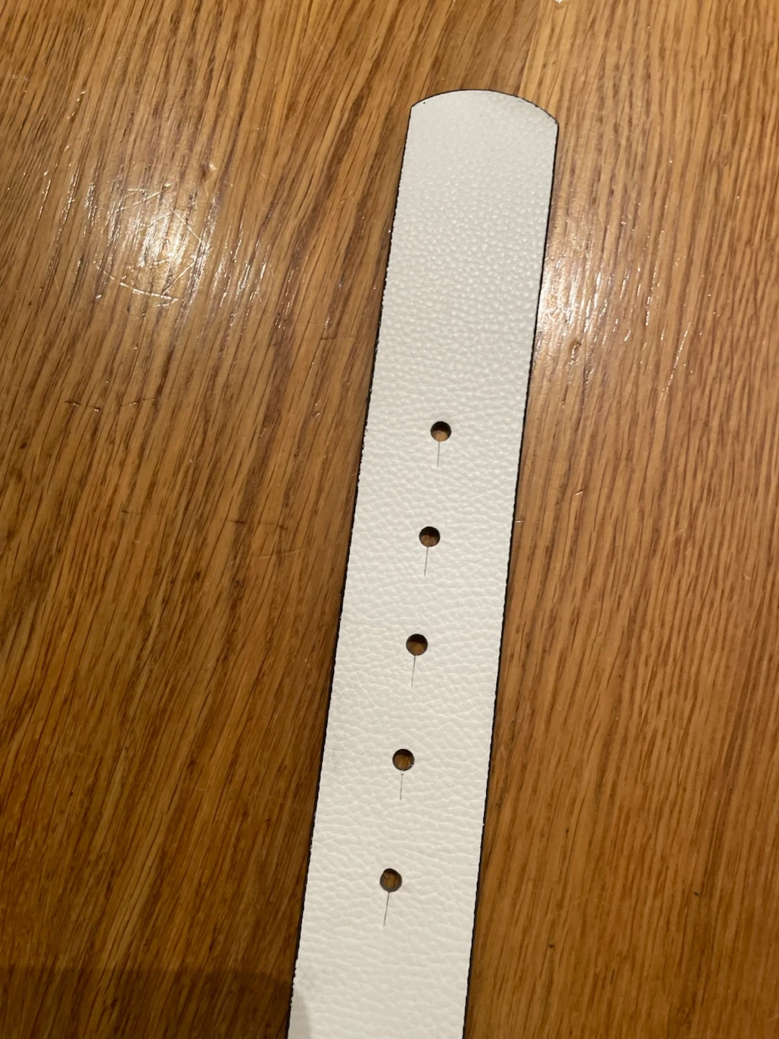 Svart och vit skinnväst med H-spänne - 3