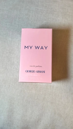 Giorgio Armani -  My Way  edp (90ml) - My Way Eau de Parfum från Giorgio Armani, 90 ml. Fick i present men doften passar ej mig då jag tidigare har testat i butik. Denna är ej öppnad eller använd. Perfekt att ge bort som julklapp 