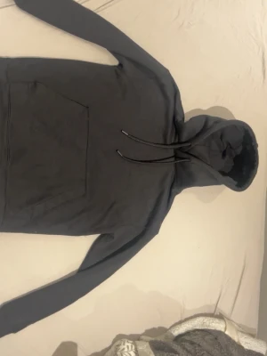 Pull & Bear Hoodie - Enkel svart oversized hoodie i storlek XS, sitter mer som S.