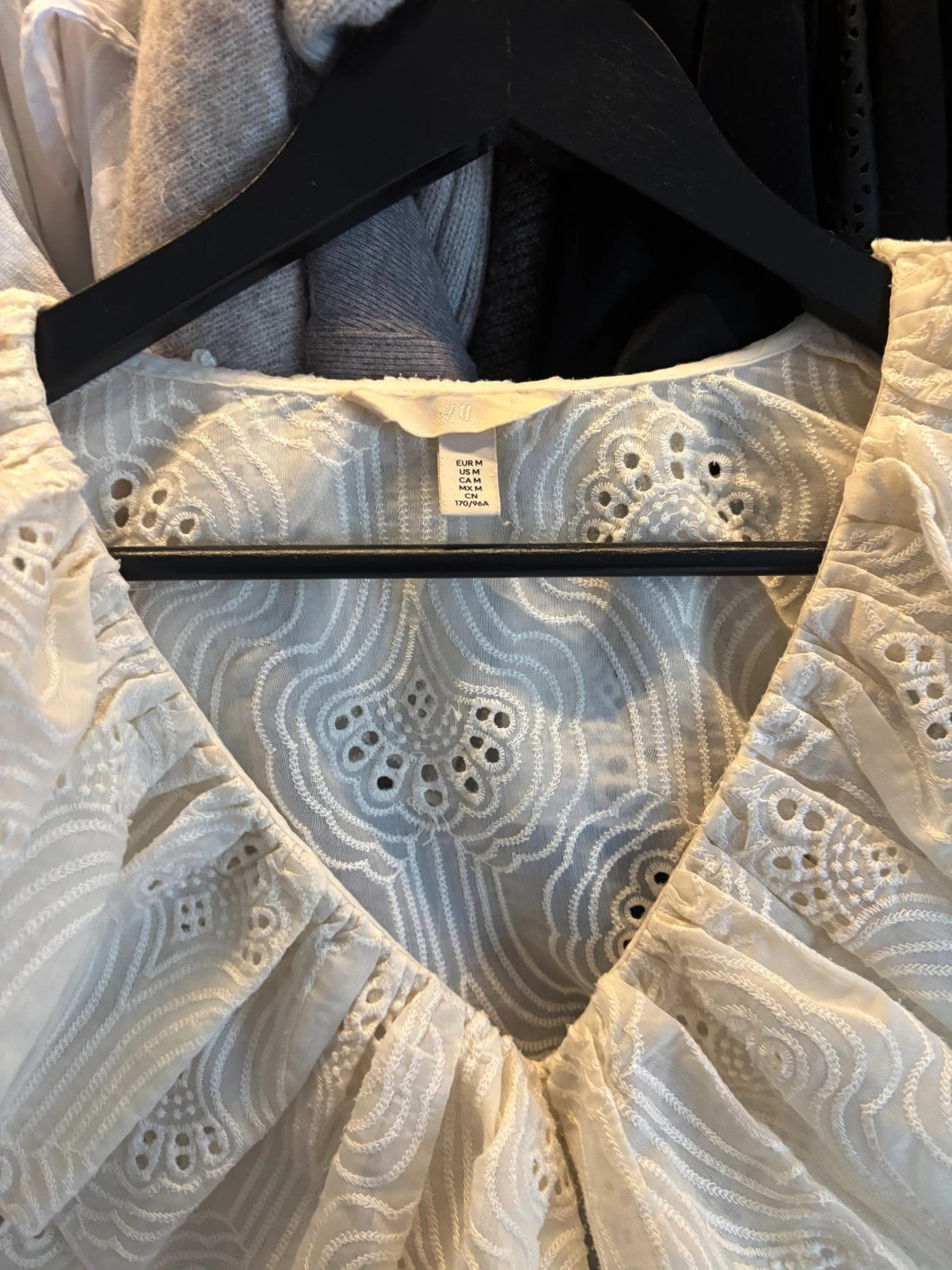 Broderad blus med volanger - 2