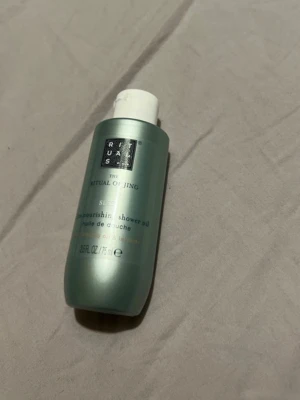 Rituals The Ritual of Jing duscholja - Rituals The Ritual of Jing duscholja i en stilren grön flaska med vitt lock. Innehåller 75 ml och är berikad med mandelolja och lotus. Perfekt för dig som vill ha en lyxig och återfuktande duschupplevelse med en mild doft.