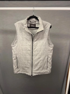 Oscar Jacobsson väst - Säljer denna supersnygga oscar Jacobsson västen med grym passform! Slutsåld online! Nypris brukade ligga på ca 3000kr! Size S. Modellen är 179. Inga defekter! Skick 9/10! Hör av dig vid intresse 🤩