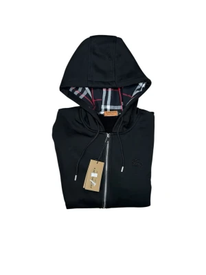 bb-zip hoodie  - Säljer en fet bb hoodie i färgen svart, med en klassisk design 