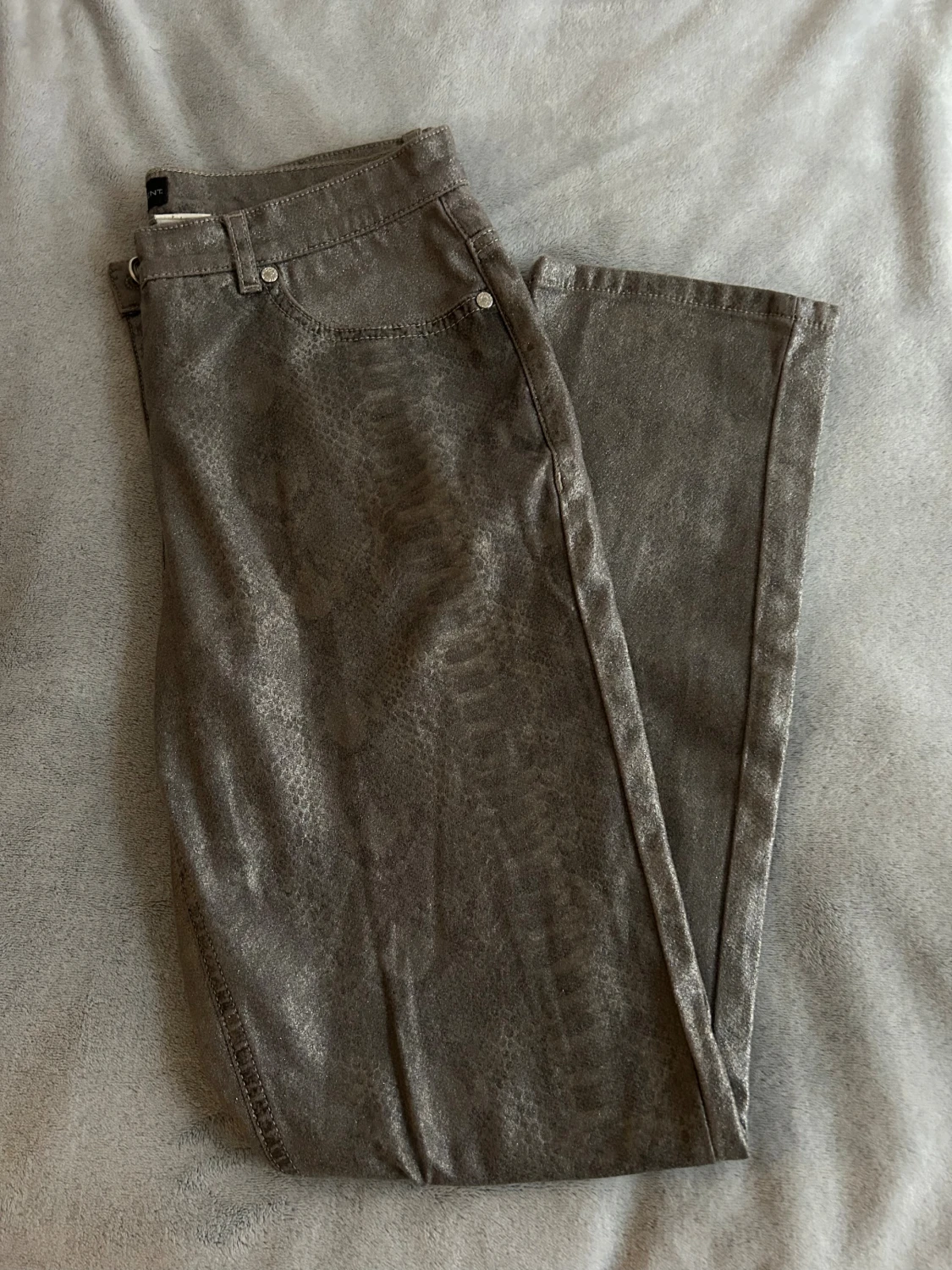 Grå skimriga jeans med ormskinnsmönster från Laura Kent