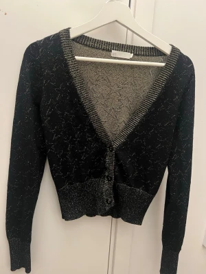 Kofta  - Säljer denna superfina koftan som är svart med guldiga stjärnor och detaljer 💗 man knäpper den med 3 knappar som på bilden! Storlek M men liten i storlek så passar mig med XS/S. Obs, jag reser bort 22/12 så köp innan dess! 