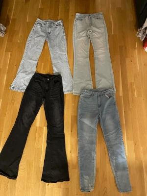 4 par väldigt fina byxor i stl S - Säljer 4 par väldigt fina jeans, alla i storlek S. Alla är endast testade och därför i väldigt bra skick. Säljes i paket men kan även säljas styckvis 