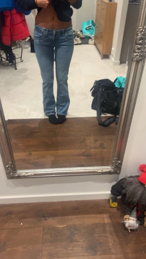 Loweaist Blå bootcut jeans från LBT valerie - Säljer ett par klassiska blå LBT valerie jeans med bootcut passform och låg midja. Jeansen har fem fickor, knapp och dragkedja framtill samt snygga sömmar. Perfekta för dig som gillar en tidlös och chill stil.