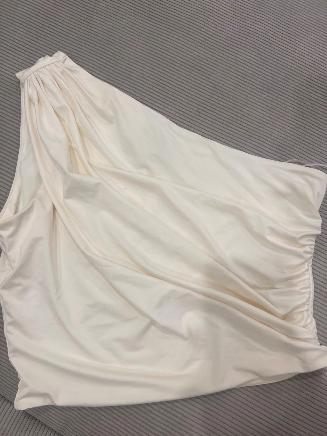 Vit oneshoulder topp från H&M - 4