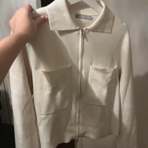 cardigan  - cremevit cardigan med dragkedja, är i jättefint skick 