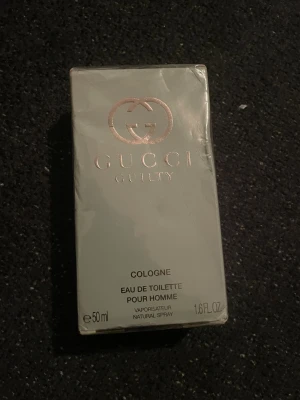 Gucci Guilty Pour Homme 50ml - Gucci Guilty Pour Homme cologne, 50ml eau de toilette. Ingredienser: alkohol denat, aqua, parfum, geraniol, citronellol, ethylhexyl methoxycinnamate, limonene, linalool m.fl. Tillverkad i Spanien. Snygg och modern doft för dig som vill sticka ut.