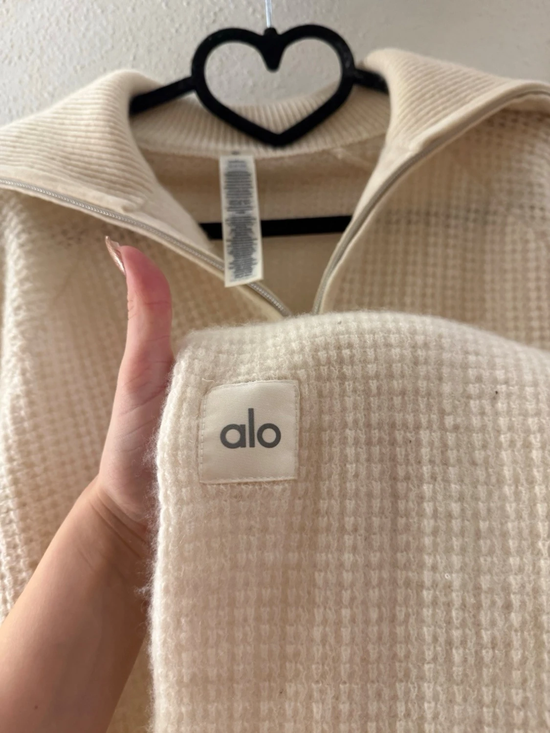 Beige stickad tröja från Alo+ byxor