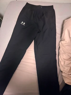 Helt nya Set från Under Armour - Ett fett set ifrån under Armour! Inprincip helt nytt o vi säljer det tillsammans! Storlek är S men funkar även för M 