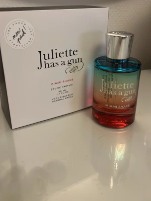 Juliette Has a Gun Miami Shake - Miami Shake Eau de Parfum, 50 ml. Endast använda en gång men tyvärr var den lite för sött för min smak. Ordinare pris är 1149
