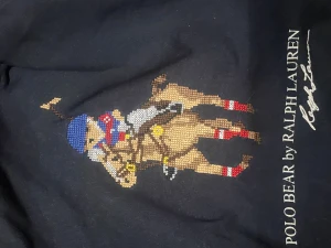 Polo bear hoodie - En polo bear hoodie från Ralph lauren i grish/laidback stil som passar perfekt för vintern