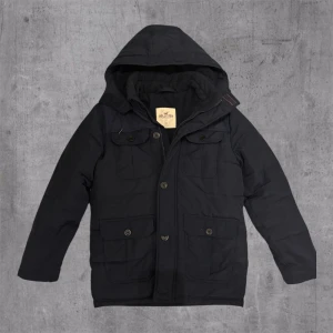 Svart pufferjacka från Hollister - Hollister jacka 🧥  Färg: mörkblå Skick 8/10 (bortsett från defekten)✅ Defekt: nedersta knappen är sönder (se bild) ✅ Skriv vid frågor eller funderingar