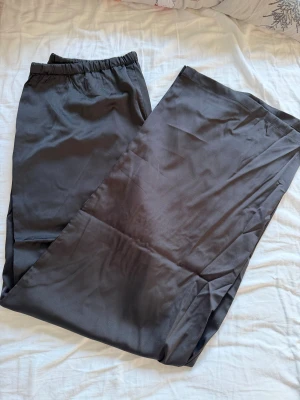 Satin byxor - Helt oanvända svarta satinbyxor från lager157. storlek M. resår och snöre i midjan. 