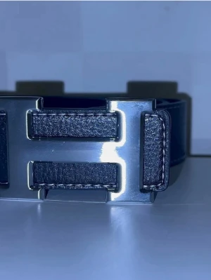 Bälte  - Trött på bältet efter att ha haft den ett tag nu, lika bra som ny bara att en hål är lite ur sin plats, jätte skön o fin bälte, pris diskuteras vi snabb affär 