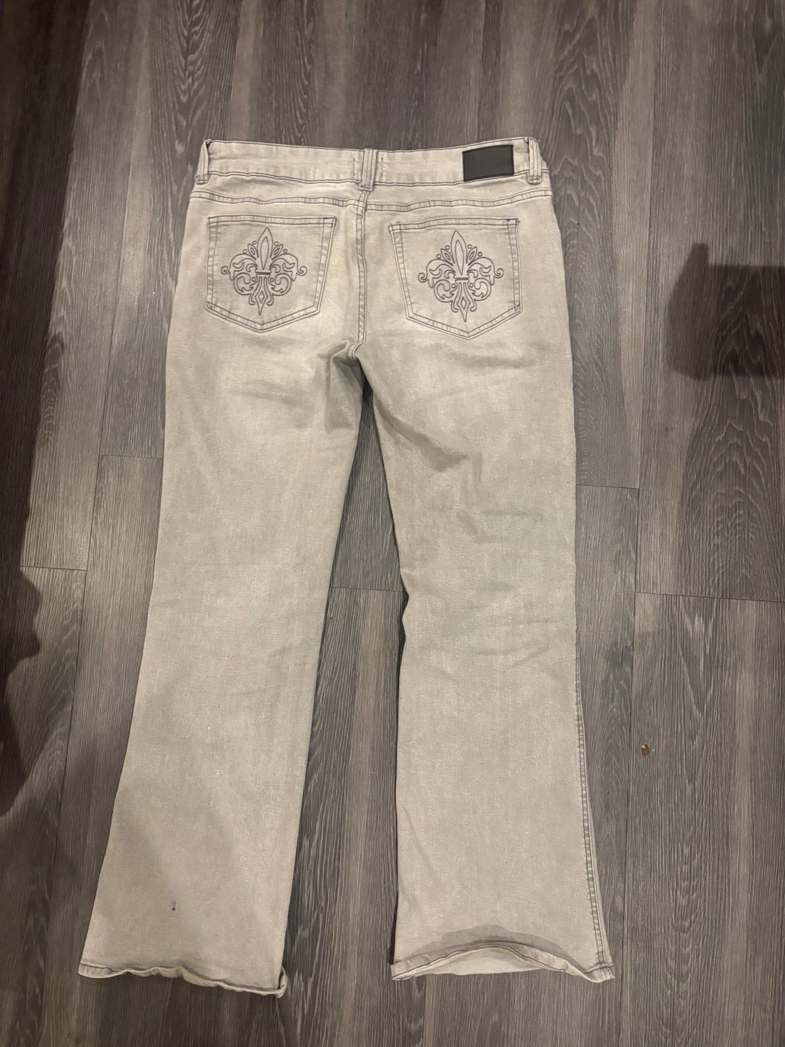 Grå bootcut jeans från lager 157