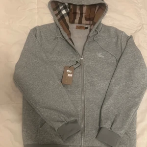 Burrburyy grey hoddie - New with tags.price kan discuss