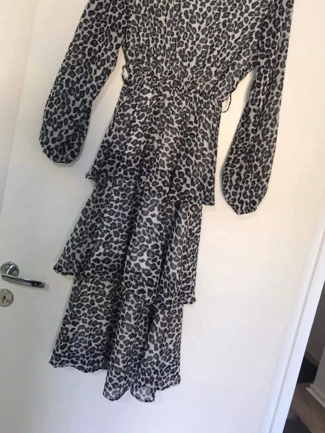 Leopardmönstrad långklänning med volanger - 1