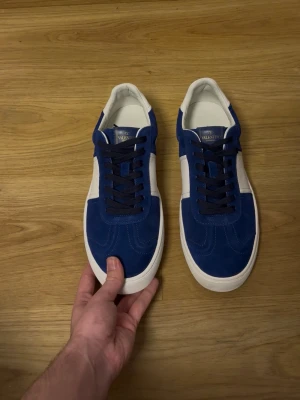 Valentino Flycrew - Helt Nya - Valentino Flycrew, helt oanvända. Storlek 44, färg Royale Blue. Sällsynta och svåra att få tag på.  Snabb affär, kan gå ner lite i pris om det blir rätt köpare. Kan diskutera pris vid seriöst intresse. Skicka DM om du vill ha fler bilder eller info!