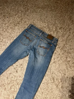 Nudie jeans slim fit herr blå w30 fade wash  - Nudie jeans sitter slim fit med snygg wash. Mycket bra skick, inga defekter. Storlek w30 L32, postas antigen samma dag som köp eller dagen därpå🙌💯