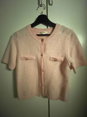 Stickad tröja från Gina💞💖 - Säljer denna söta kortärmade stickade koftan från Gina!! Använd 2 gånger 🥰 Storlek 158/164 passar xs!!