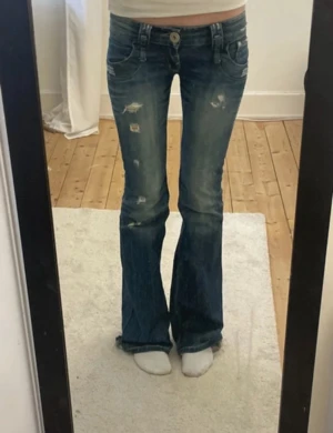 Blå bootcut jeans från Sisters - Säljer dessa superfina jeans då jag har för många. Midjemåttet är 38 cm, innerbenslängden är 79 cm och lårvidden är 22cm.