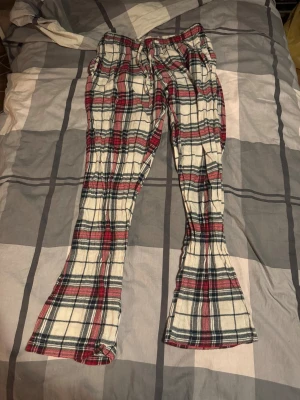 Rutig bootcut-byxa med snörning - Säljer ett par rutiga bootcut-byxor med snörning i midjan. 