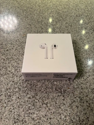 Apple AirPods Wireless - Säljer ett par Apple AirPods med trådlöst laddningsetui, helt nya och i oöppnad originalförpackning. Perfekt för dig som vill ha smidiga, trådlösa hörlurar med hög ljudkvalitet och enkel anslutning till Apple-enheter. Kartongen är i mycket fint skick utan synligt slitage.