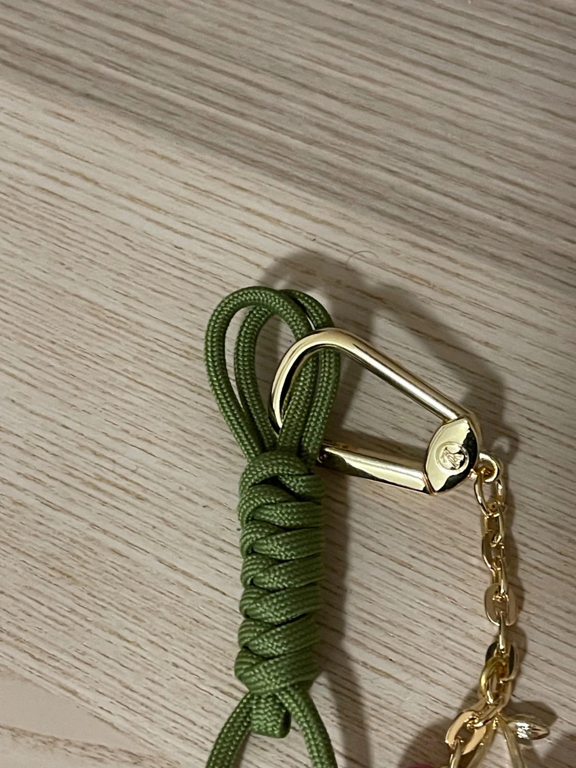 Vuitton Grön accessoar med körsbärsdetalj - 2