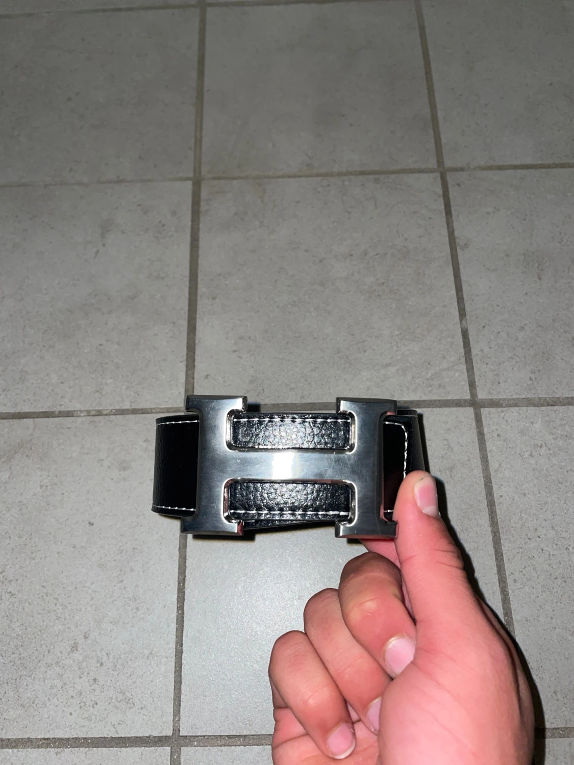 Svart skärp med H-spänne