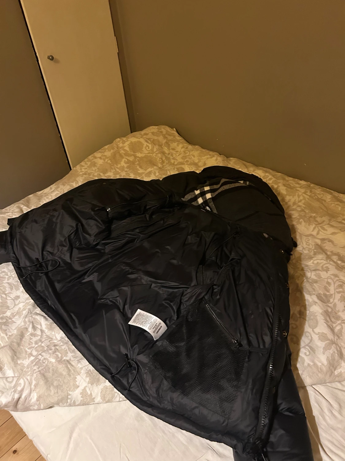 Svart pufferjacka med luva - 2