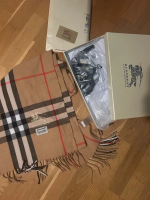 Burberry Halsduk - Säljer en Burberry halsduk som inte kommer till användning. Den är i ny skick utan några defekter. Allt tillbehör ingår vid köp. Skriv gärna vid frågor!🙌
